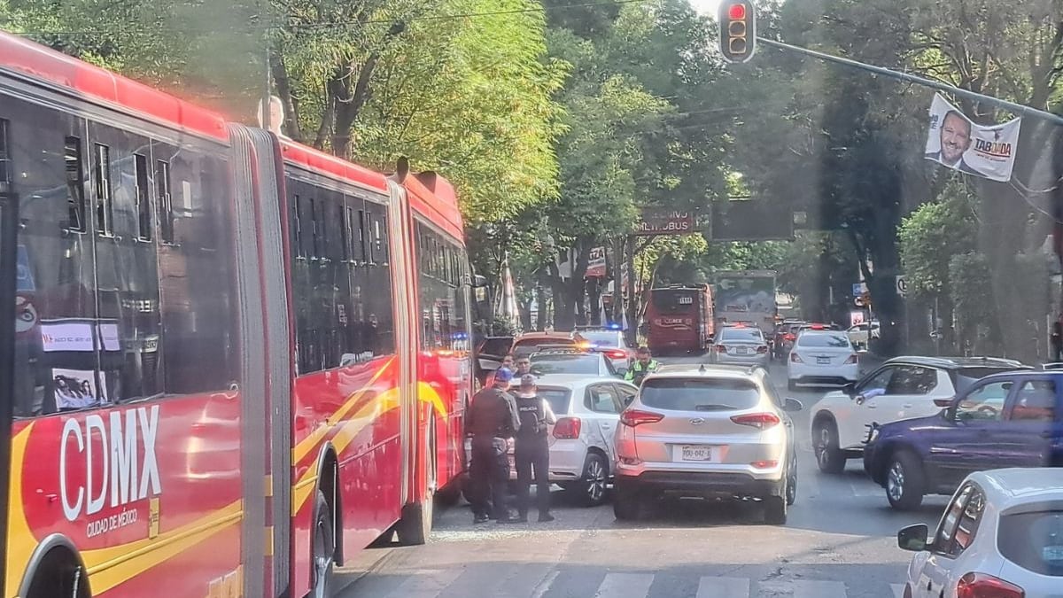 Choque entre Metrobús de la Línea 1 y auto colapsa Insurgentes Sur