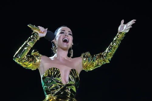 Mexicana causa furor en redes por subir al escenario de Katy Perry en Las Vegas y hacer estallar de risa a los fans