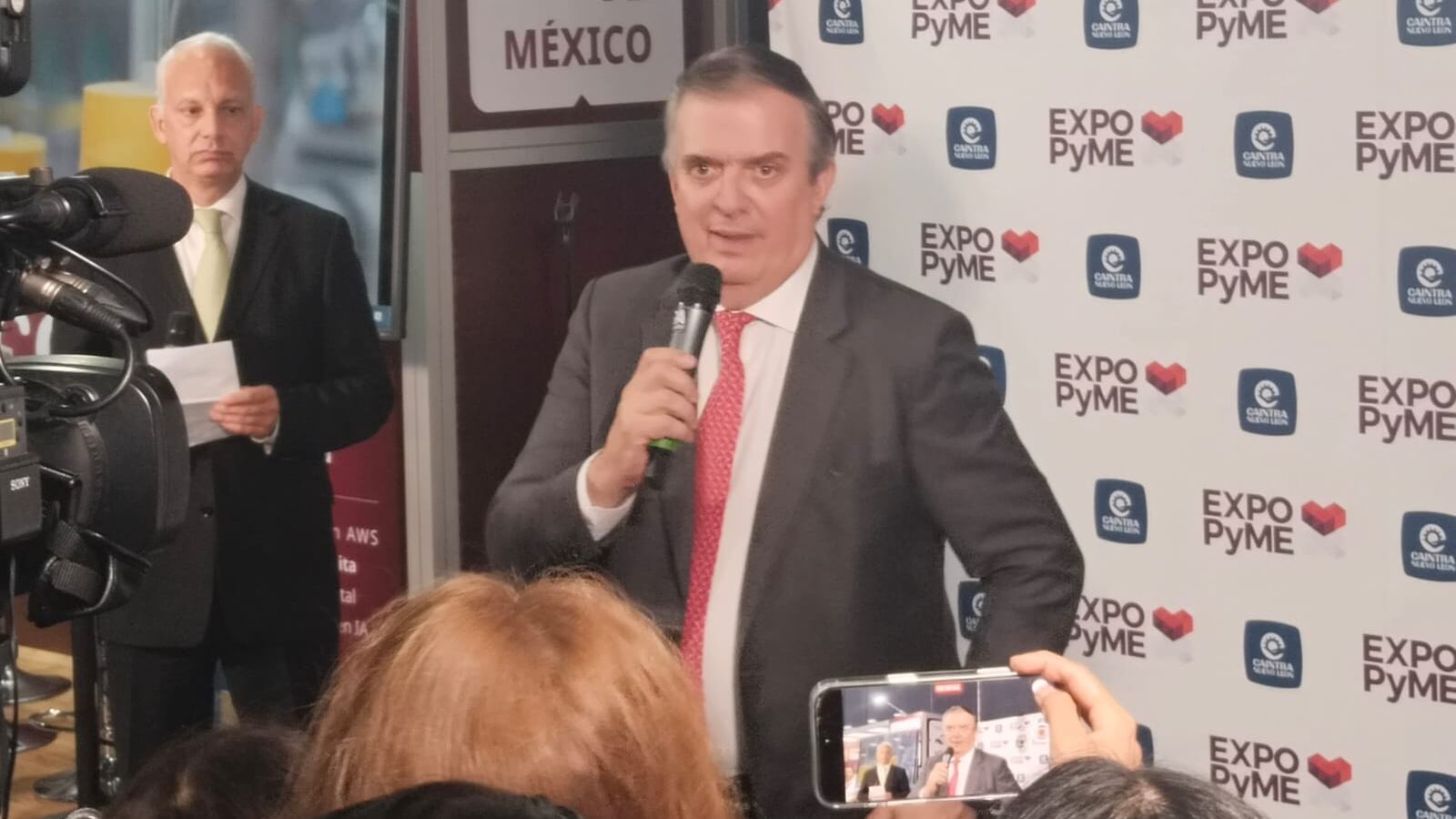 Ebrard participó en la apertura de la Expo Pyme 2025, organizada por Caintra.