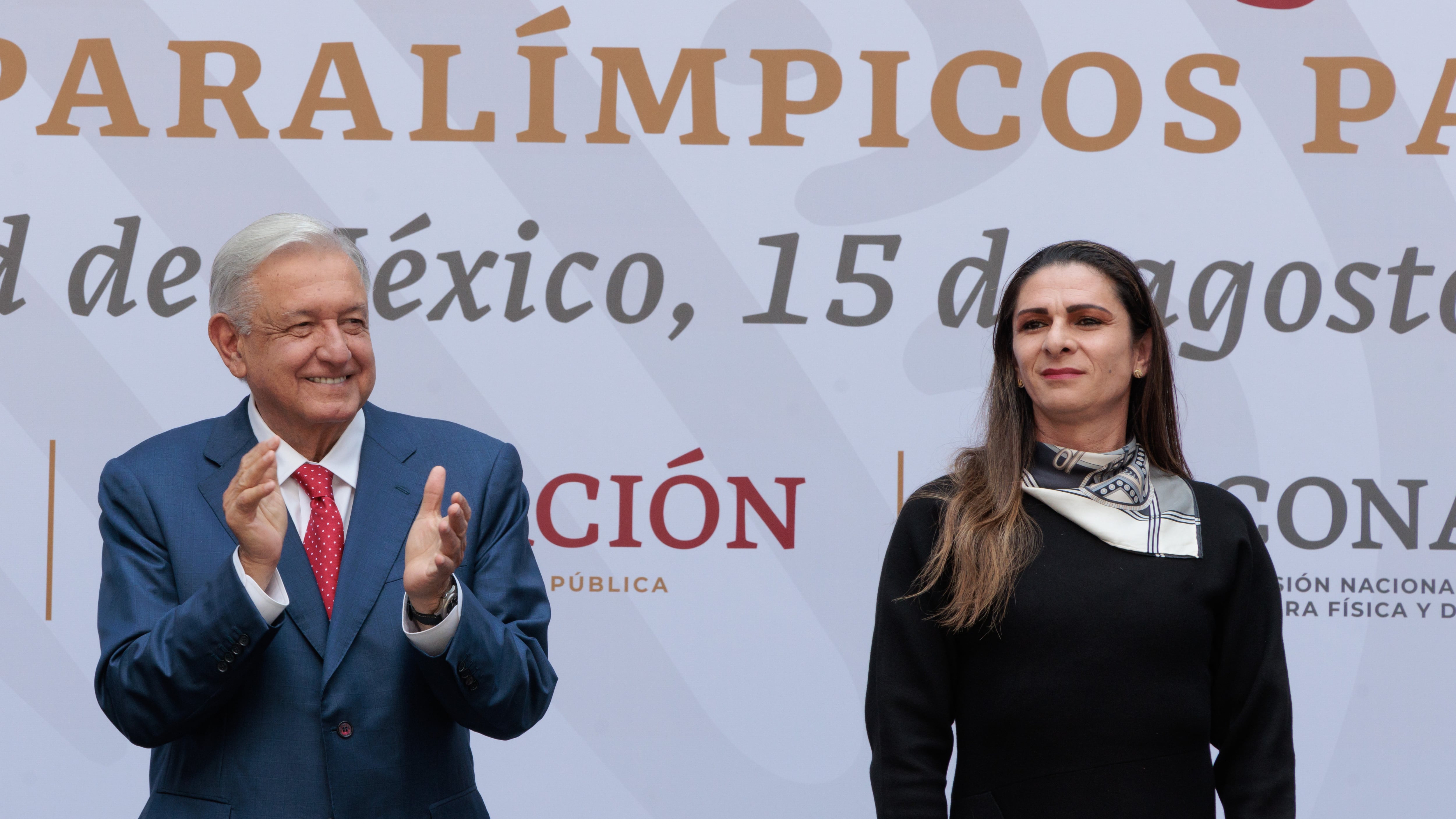 Andrés Manuel López Obrador y Ana Guevara