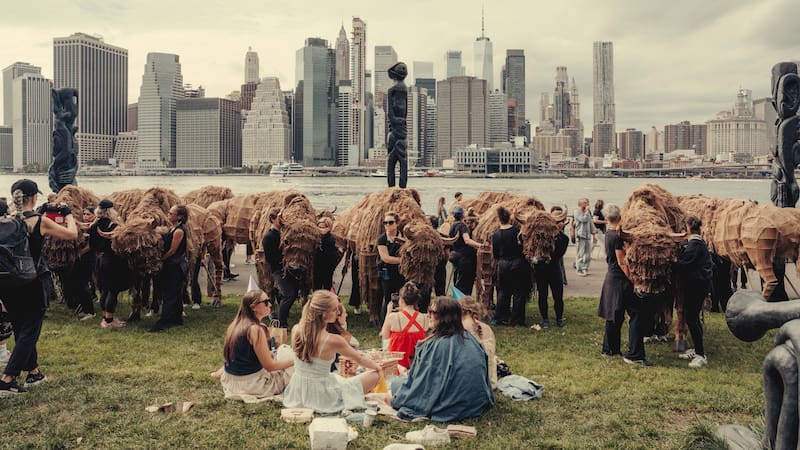 Una manada de 40 marionetas gigantes recorrió Nueva York para recordar la historia indígena y reivindicar la recuperación cultural del búfalo. Foto: The Herds.