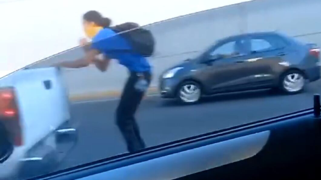 La audición del chico sorprendió a los automovilistas.