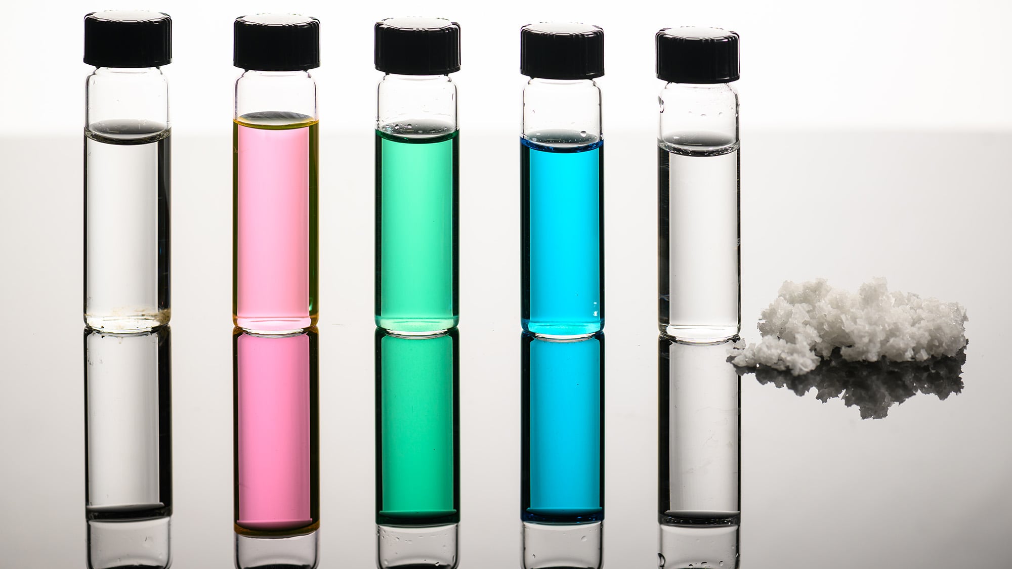 Un equipo de investigadores desarrolló una tecnología capaz de transformar agua de mar en agua apta para el consumo humano sin generar residuos tóxicos. Foto: University of Rochester photo / J. Adam Fenster.