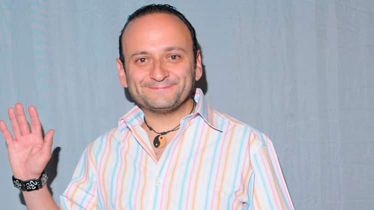 Lalo España como Germán en "Vecinos"