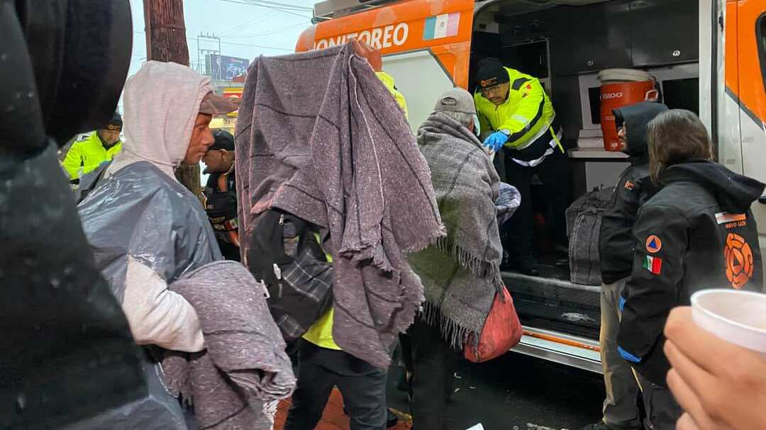 Personas en situación de calle recibieron cobertores y bebidas calientes para mitigar el frío.