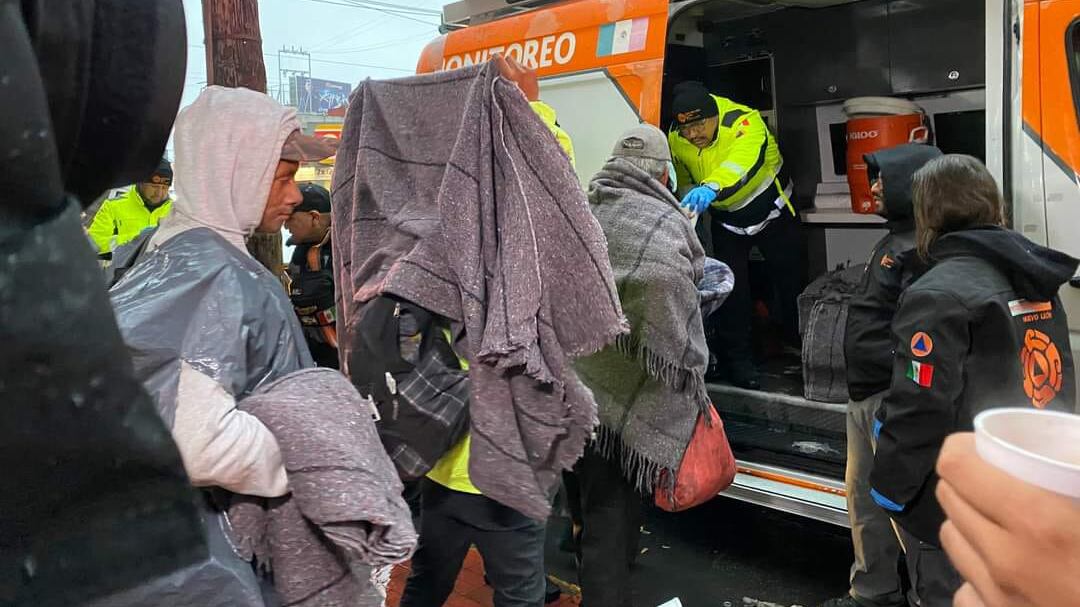 Personas en situación de calle recibieron cobertores y bebidas calientes para mitigar el frío.