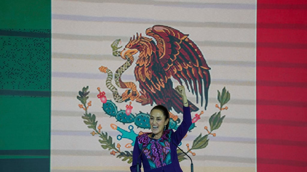 La candidata del partido oficialista Claudia Sheinbaum se dirige a sus seguidores tras el conteo rápido anunciado por el Instituto Nacional Electoral en las elecciones generales en Ciudad de México, en la madrugada del lunes 3 de junio de 2024. (AP Foto/Fernando Llano)