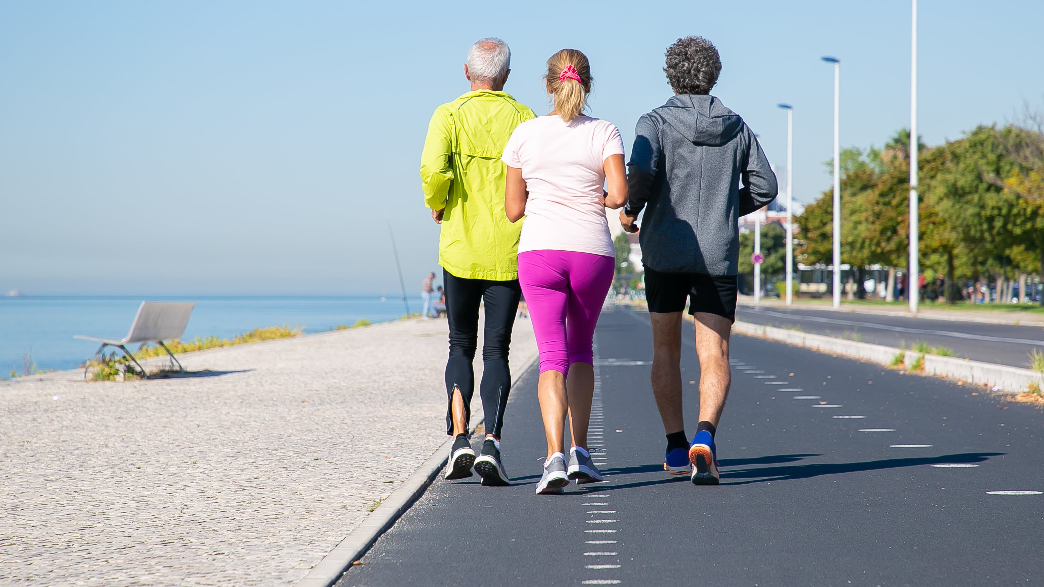 Una caminata larga puede aportar más beneficios que varias caminatas cortas de acuerdo con un estudio. Foto: Freepik.