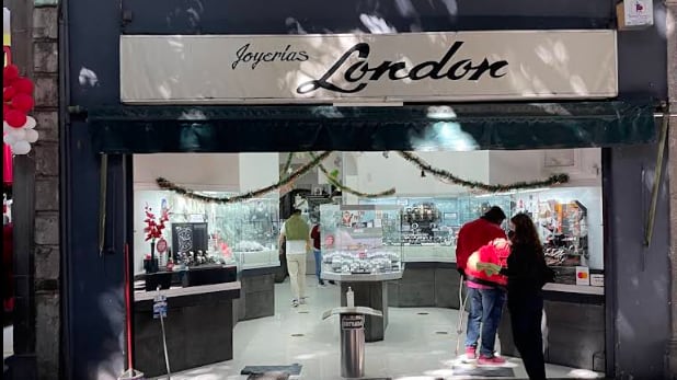 Ramírez Maldonado era dueño de Joyerías London, cadena con presencia en Puebla, Veracruz, Xalapa y Mérida, referente del sector joyero.