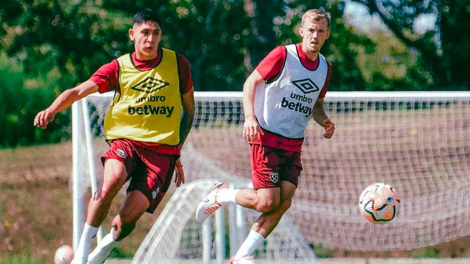 Edson Álvarez firmó por cinco años con el West Ham.