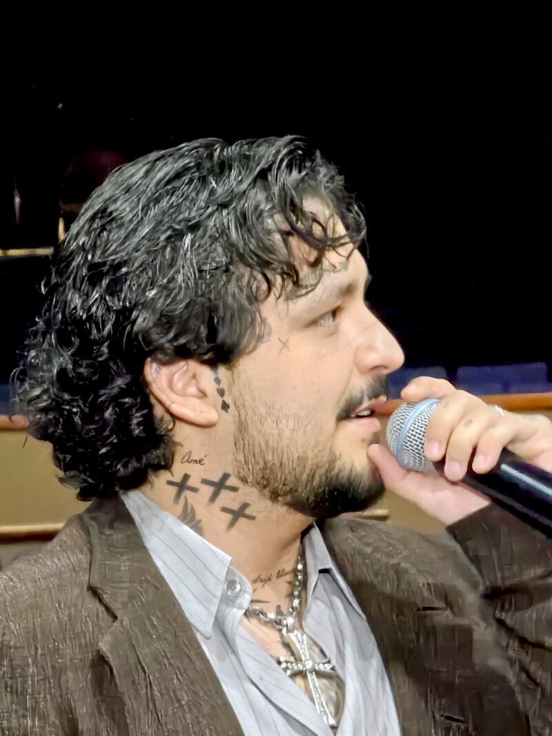 El cantante charló con la prensa