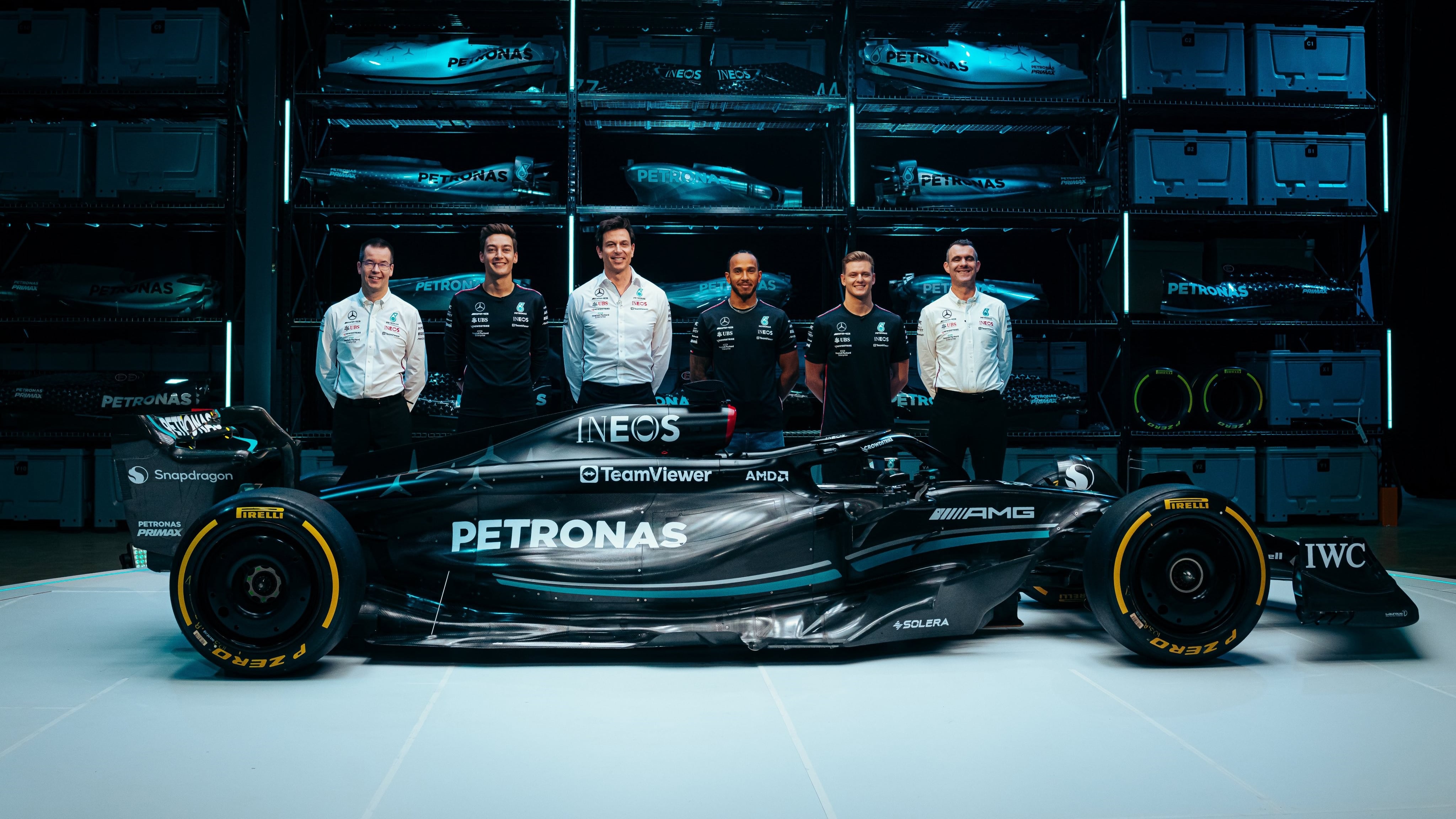 El jefe de equipo de Mercedes-AMG F1, Toto Wolff, los pilotos Lewis Hamilton y George Russell, y el piloto reserva, Mick Schumacher.