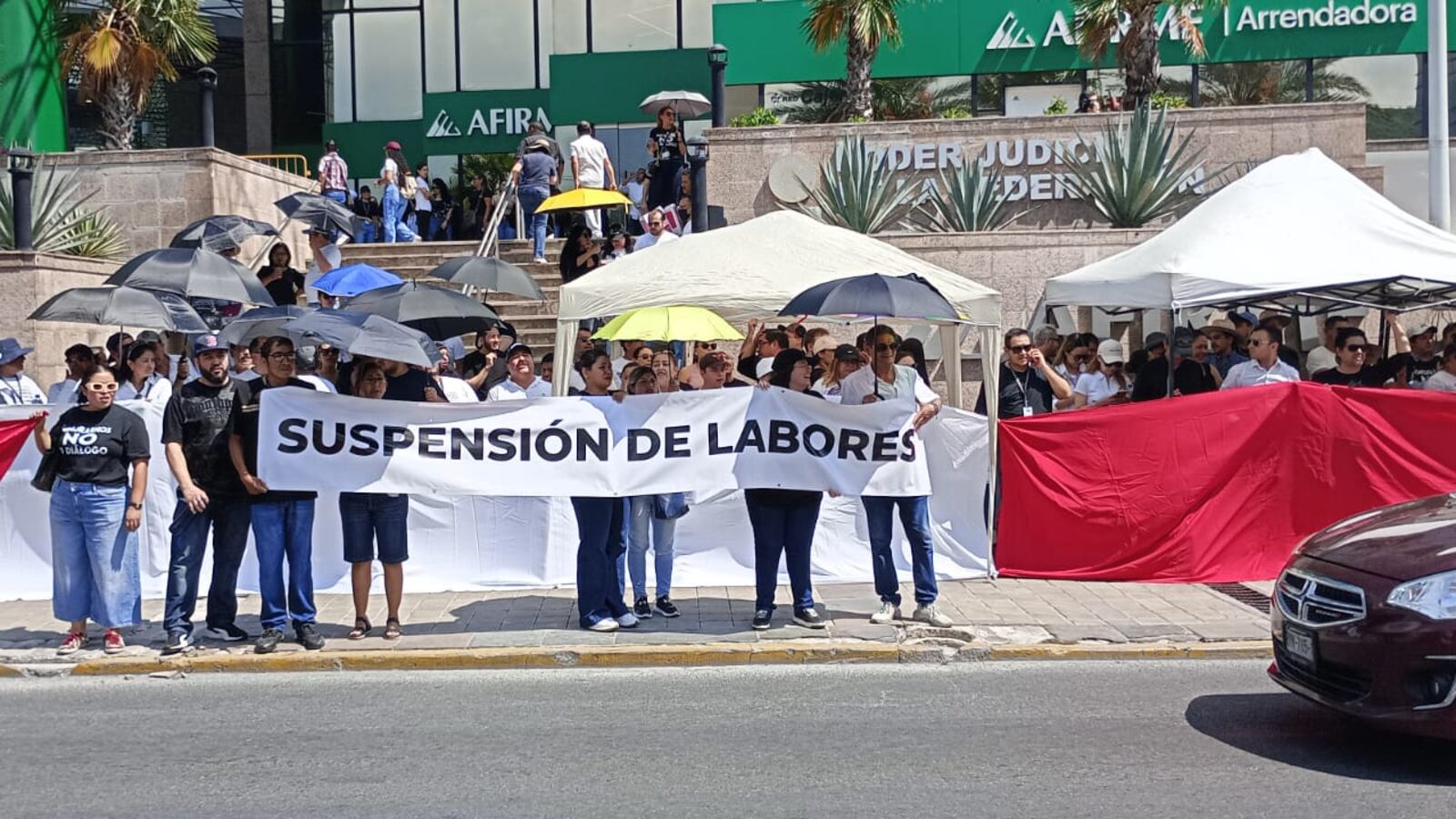 La mañana del martes alrededor de 300 trabajadores del Cuarto Circuito se manifestaron a las afueras del Poder Judicial en el área de San Jerónimo.