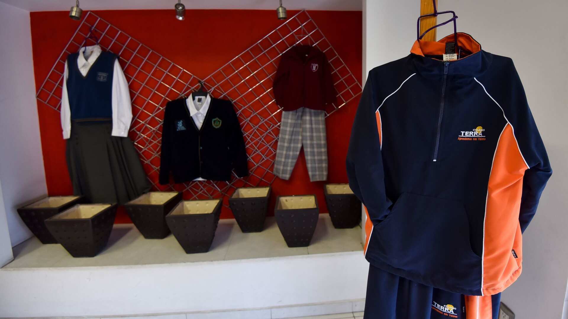 "Niñas y niños podrán elegir libremente si desean usar pantalón o falda para asistir a clases".