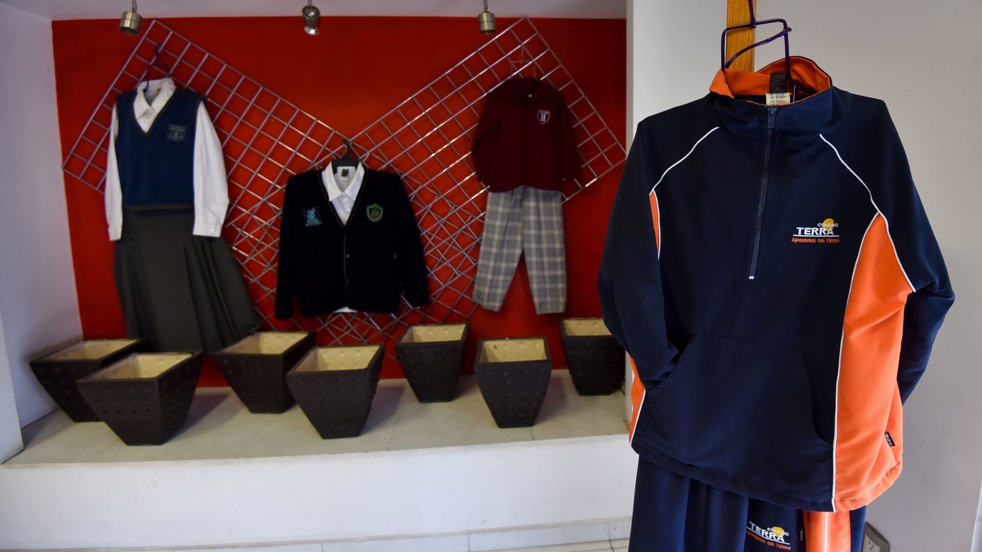 "Niñas y niños podrán elegir libremente si desean usar pantalón o falda para asistir a clases".