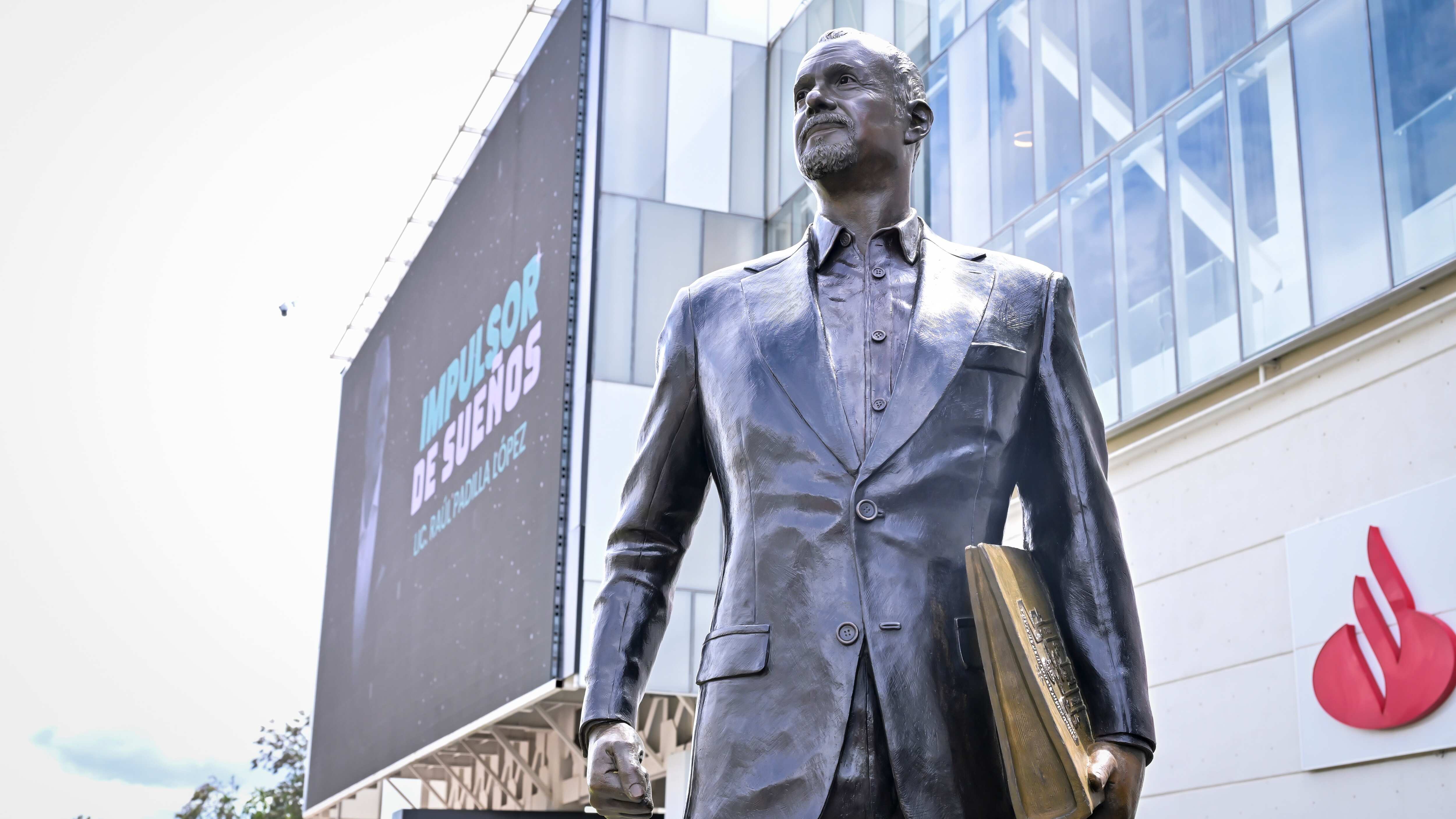 En el Conjunto Santander en el Centro Cultural Universitario de la UdeG se develó la estatua del ex rector Raúl Padilla.