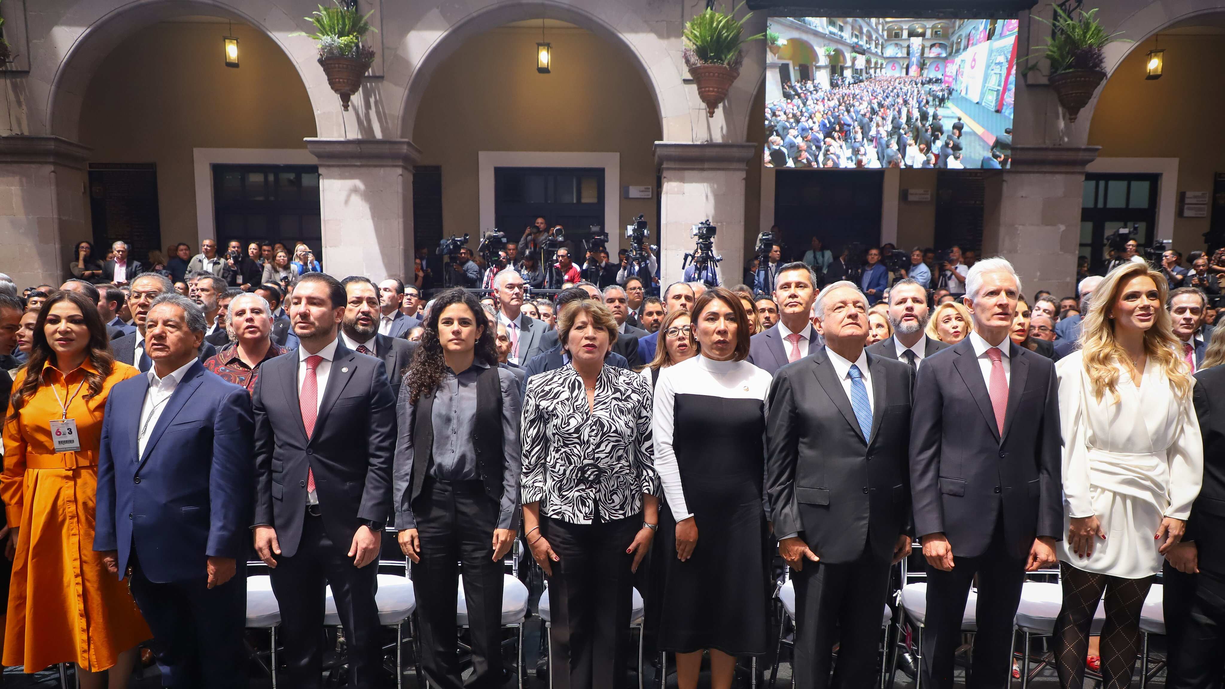 ¿Quienes estuvieron en primera fila en el sexto informe de Alfredo del Mazo?