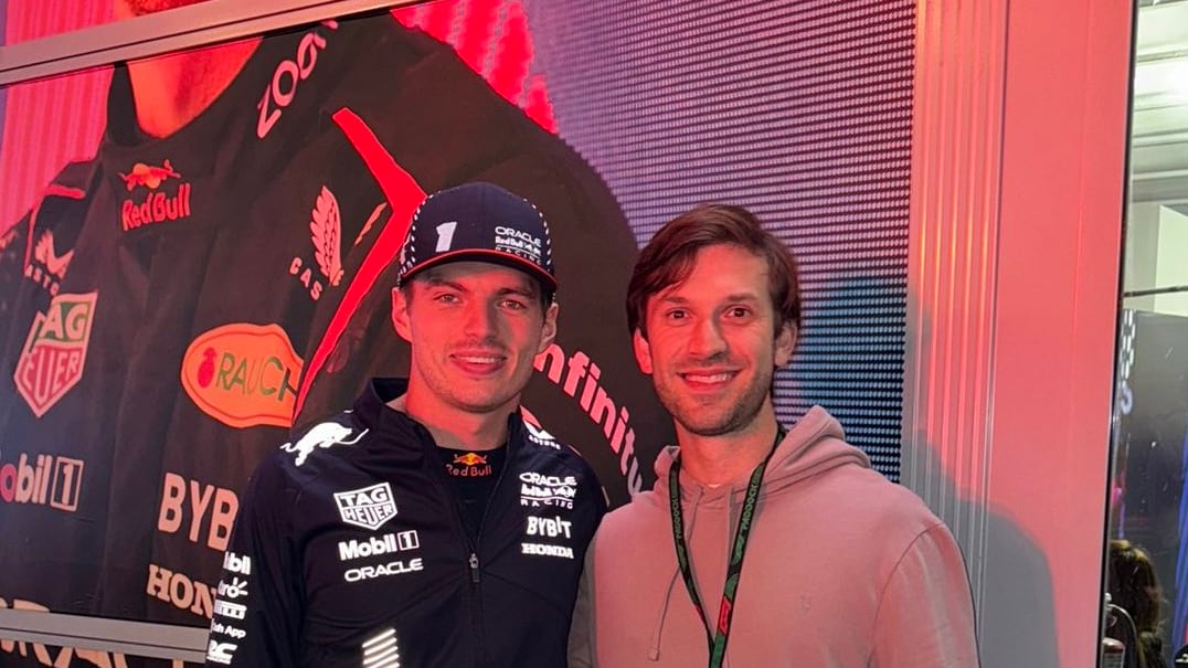 Daniel Suárez con Max Verstappen