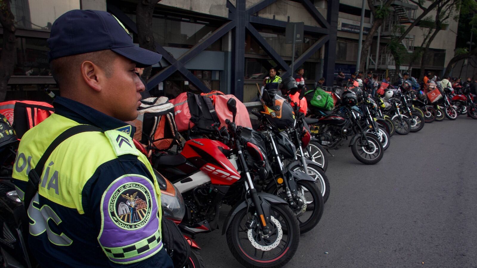 Hay estados que plantean cobros de 12 mil pesos para otorgar un permiso de trabajo a los conductores y repartidores de las apps; sin ofrecer seguridad social u otro beneficio.