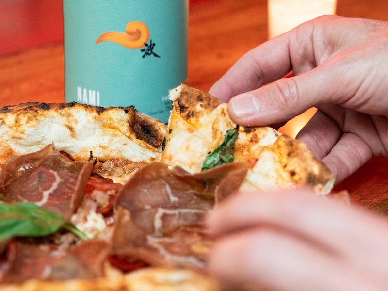 Disfruta un buffet y experiencia única de maridaje entre el primer sake mexicano y pizzas de tradición italiana