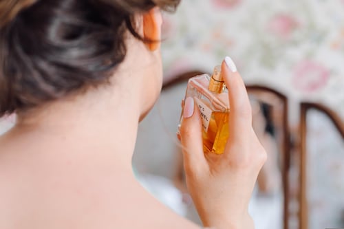 ¿Por qué los perfumes pueden provocar fuertes dolores de cabeza?