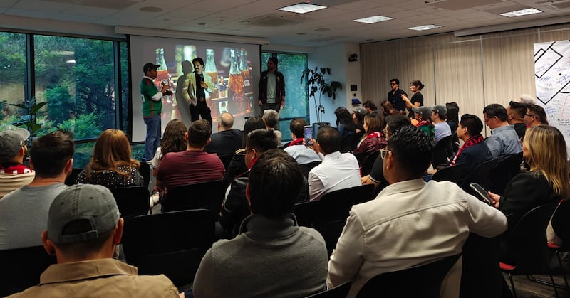 El exseleccionado nacional compartió anécdotas mundialistas y convivió con los aficionados en un evento que celebró a un año del inicio de la Copa del Mundo en el Estadio Azteca
