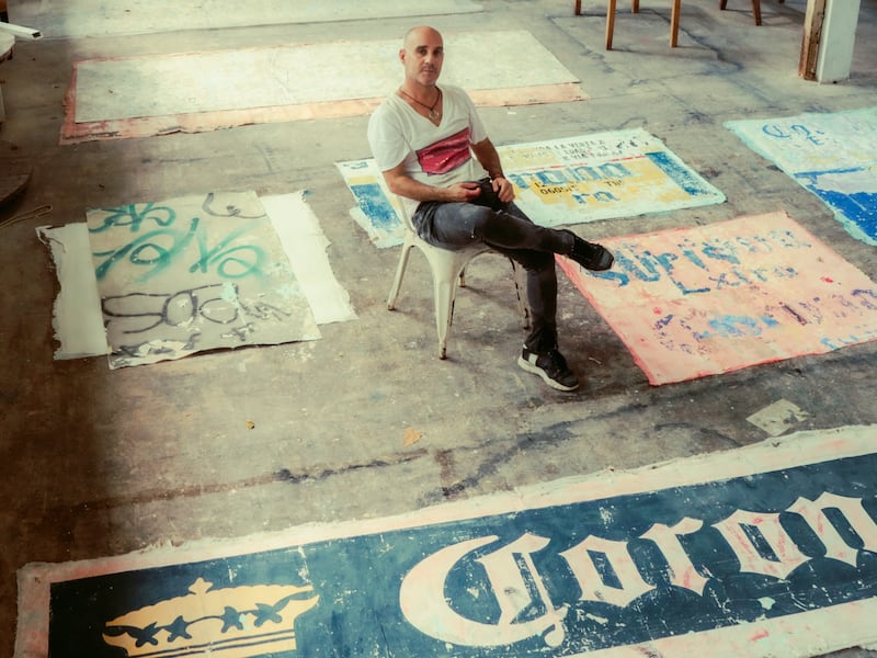 La exposición Demasiado Fino celebra el oficio del rotulismo mexicano con una pieza que desafía el paso del tiempo