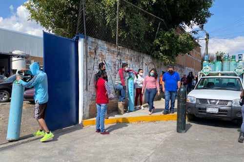 Morelianos hacen fila hasta tres horas para conseguir oxígeno