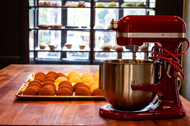 Prepárate para disfrutar de desayunos todo el día, en un espacio donde las conexiones suceden mientras disfrutas de bebidas tradicionales de la casa