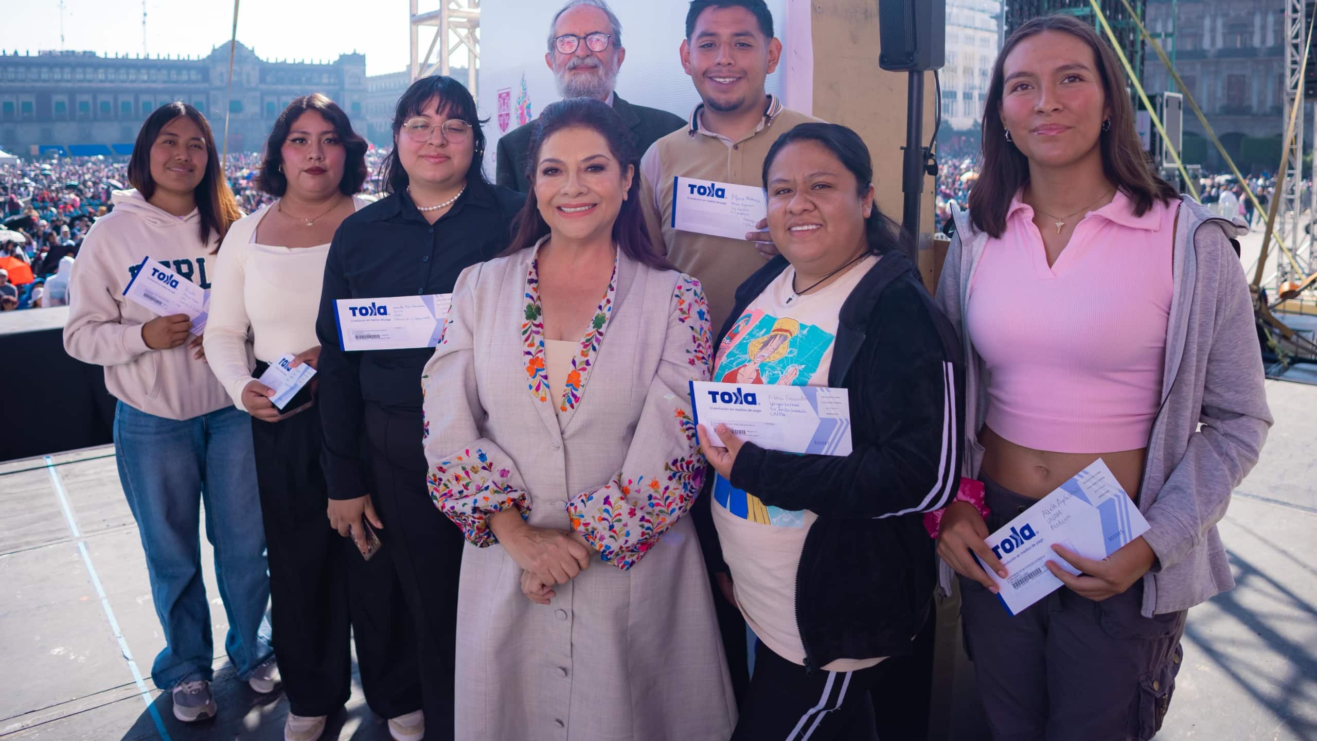 La Jefa de Gobierno, Clara Brugada, anunció que la Beca a Universitarias y Universitarios para Transporte y Más beneficiará a 100 mil jóvenes este año.