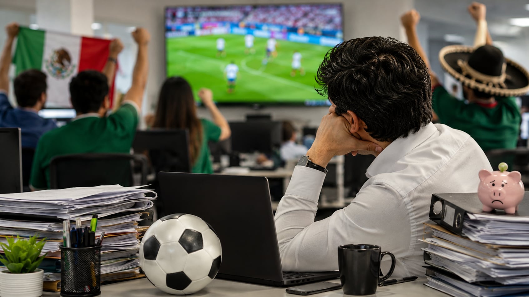 Alerta para empresas: 45% de los mexicanos quiere ver los partidos en vivo y 44% ya solicitó permiso en el trabajo.