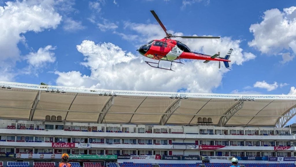 SUEG trasladó en helicóptero a un joven con traumatismo craneoencefálico severo desde Salvatierra a Irapuato.