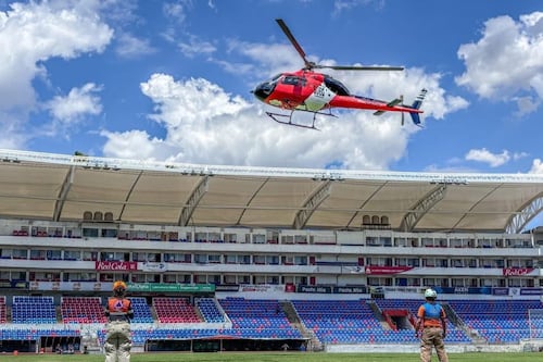 Convierten estadio en pista de emergencia para salvar a joven en “código dorado” por traumatismo