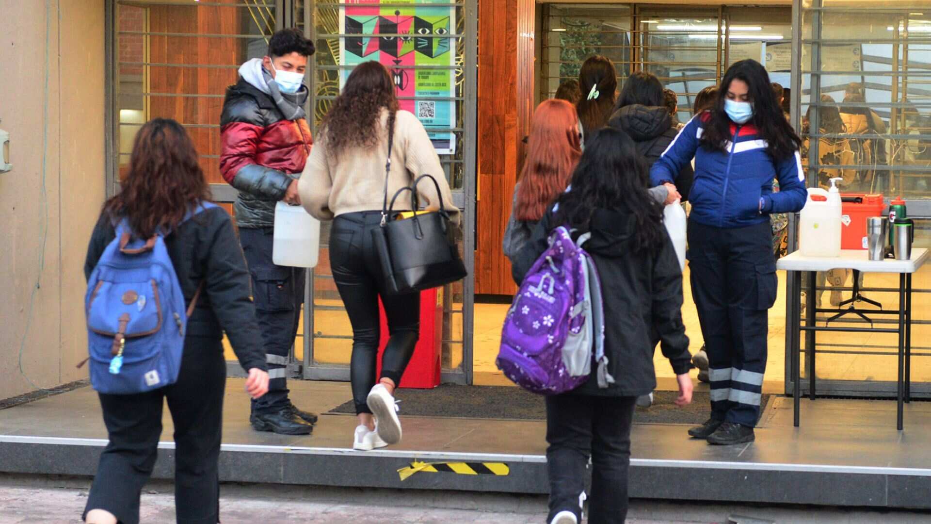 El apoyo económico busca evitar el abandono escolar. (Cuartoscuro)