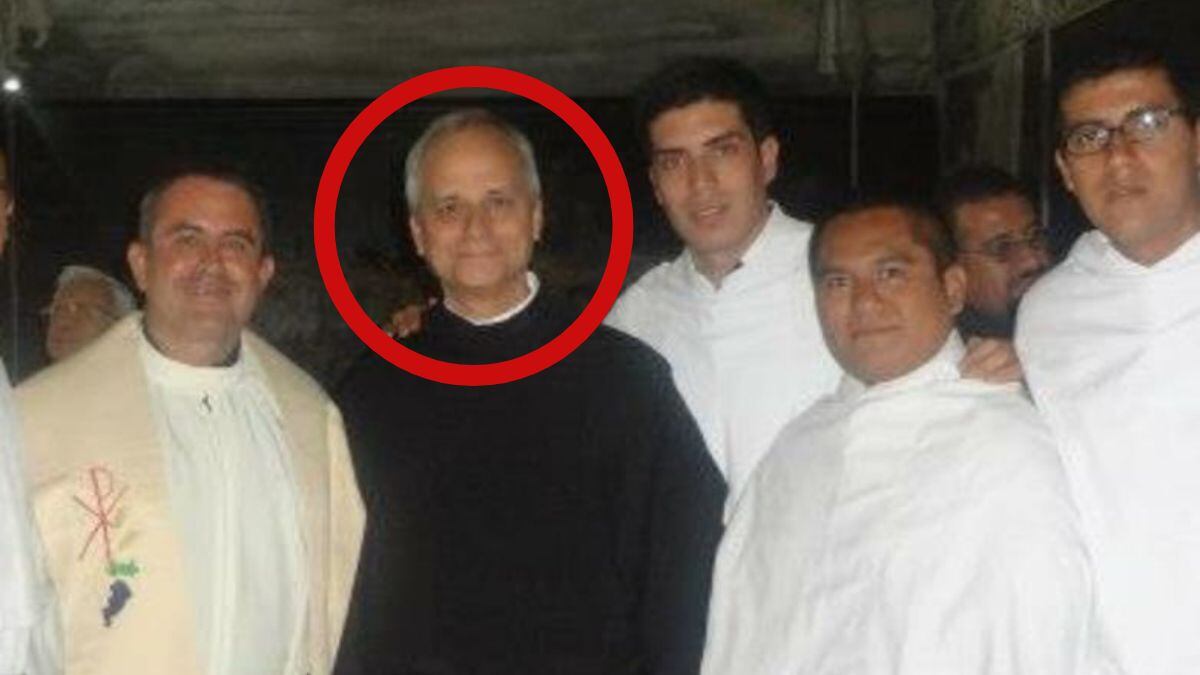 El ahora papa León XIV (al centro, de negro), durante una de sus visitas a la rectoría de San Agustín en Moroleón, Guanajuato, donde convivió con sacerdotes y la comunidad local.