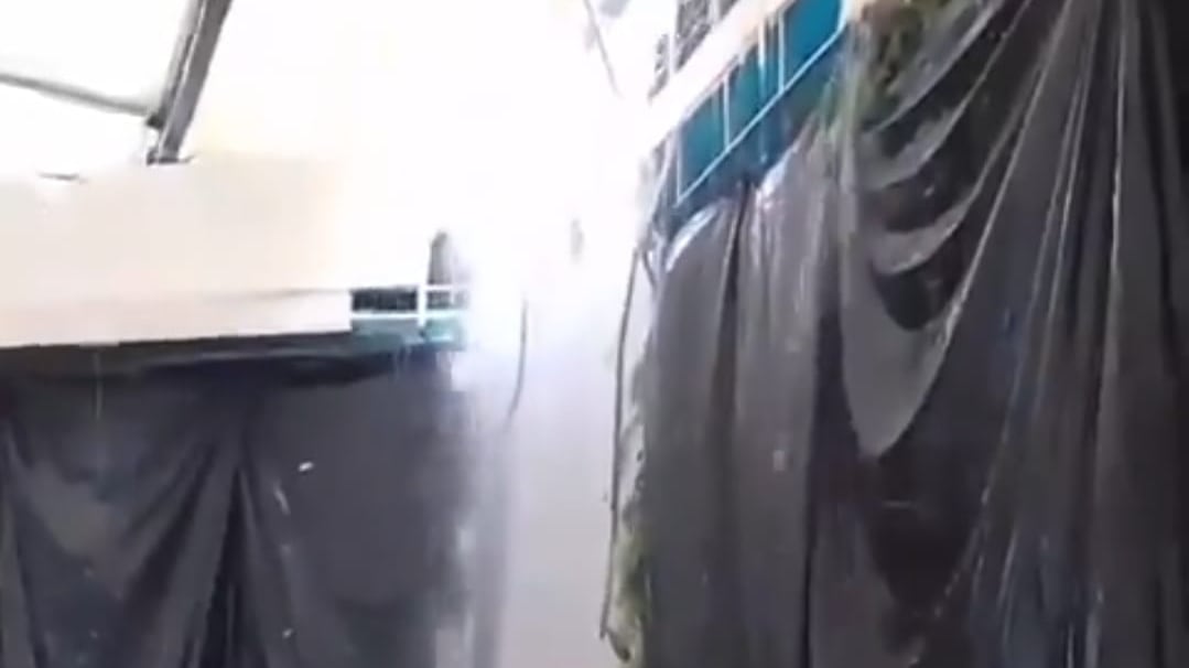 Dentro del centro comercial se veía una cascada.