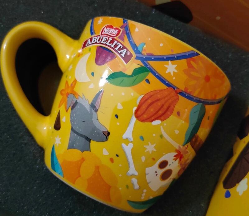 La colección de tazas de Chocolate Abuelita está ilustrada por la artista Mariana Pulido quien se inspiró en seis elementos característicos de México: colores, aromas, música, trabajo, familia y tradición.