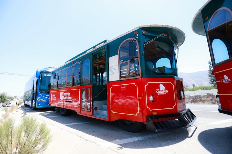 La gobernadora de Baja California, Marina del Pilar Ávila Olmeda, inauguró la nueva Terminal de Autobuses del Valle de Guadalupe, una obra que busca fortalecer la conectividad turística hacia la región vitivinícola. El proyecto incluye nuevas rutas, transporte turístico y un programa de tranvía gratuito, además de acciones en seguridad y movilidad para consolidar al destino como referente nacional e internacional.