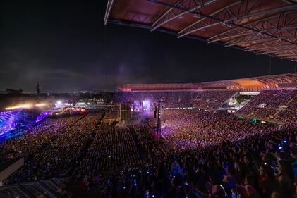 En un encuentro único con sus fanáticos de todas las edades, Los Temerarios ofrecieron la primera de sus dos presentaciones en el Estadio GNP Seguros, recinto que fue testigo de una noche llena de temas que marcaron la carrera de la agrupación en más de 40 años dentro de la industria, por lo cual el público coreó canciones como “Dímelo", "Solo te quiero a ti", "Te hice mal", "Por qué te conocí", entre otras.