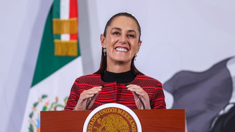 Video: así fue recibida Claudia Sheinbaum por mexicanos en su llegada a España