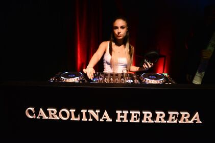 El evento fue el escenario perfecto para la presentación de dos nuevas y exclusivas fragancias que capturaron la esencia de la noche. Con un ambiente vibrante y sofisticado, los asistentes se deleitaron con la música y la elegancia de un evento que será recordado por su estilo y distinción.