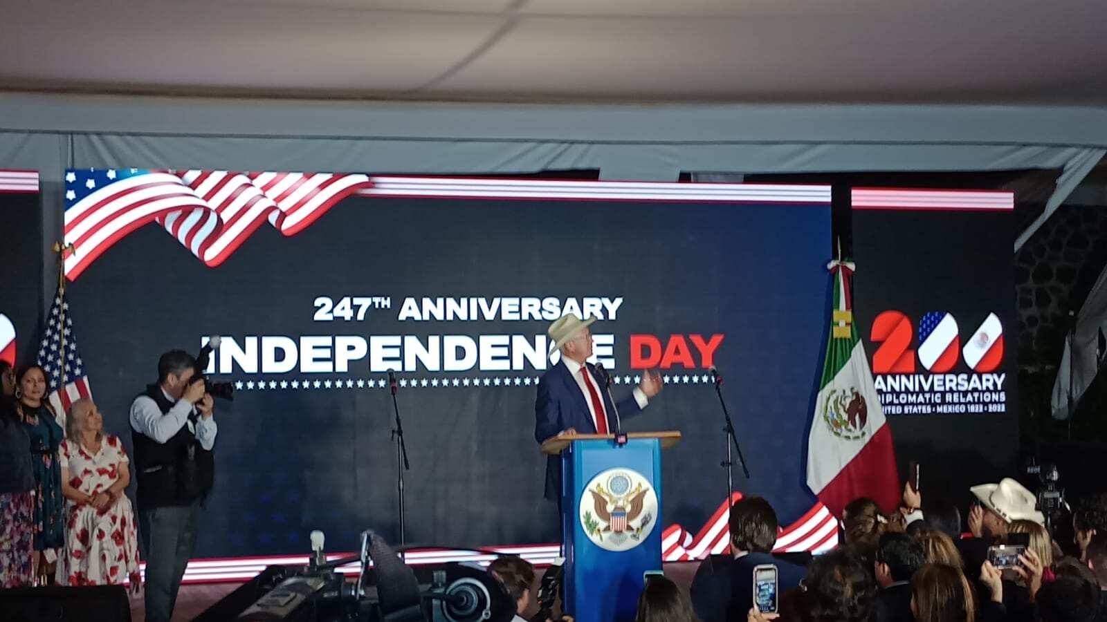 Ken Salazar felicita a AMLO por sus cinco años de gobierno