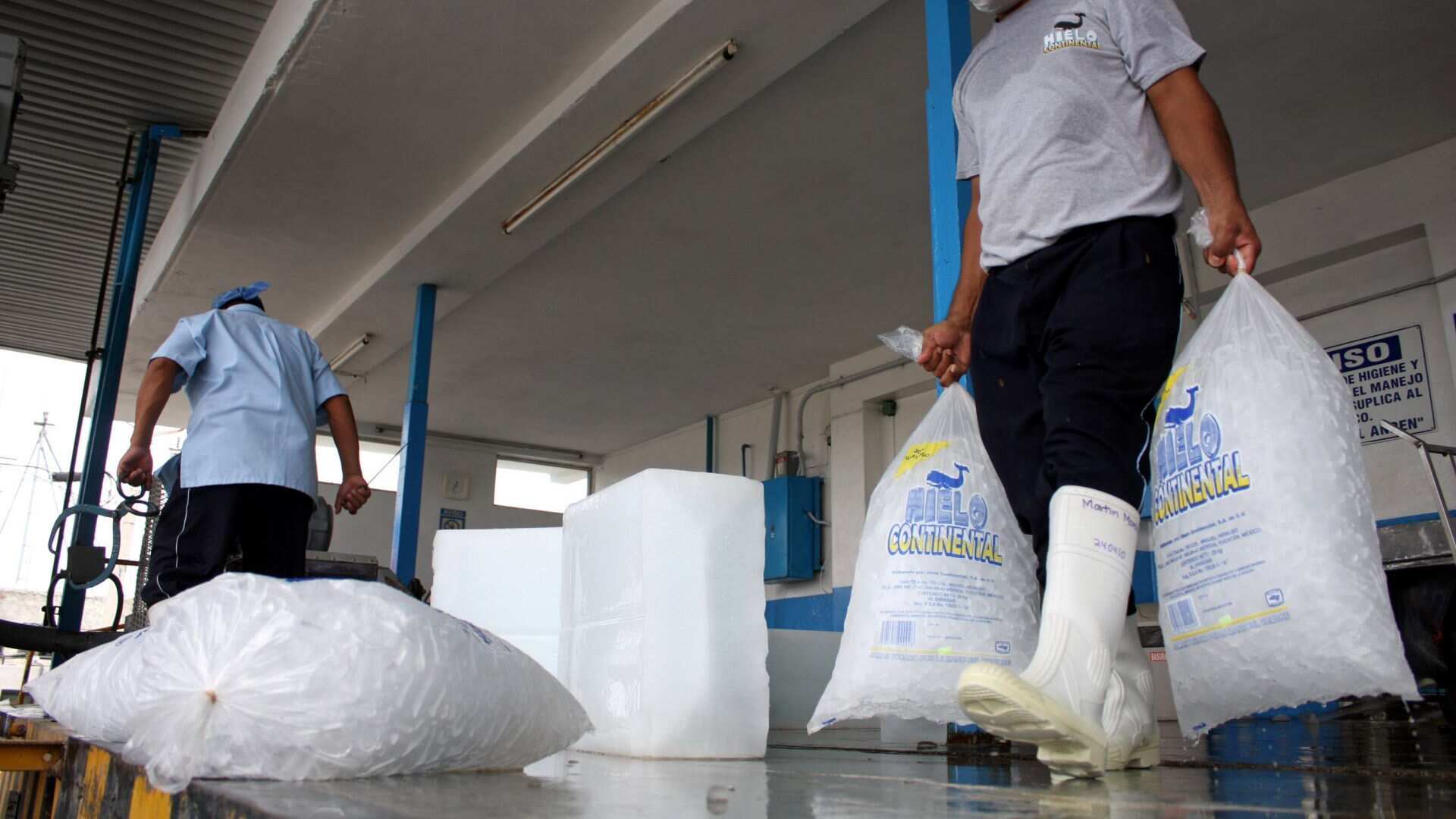Escasez de hielo en varios estados de México por ola de calor