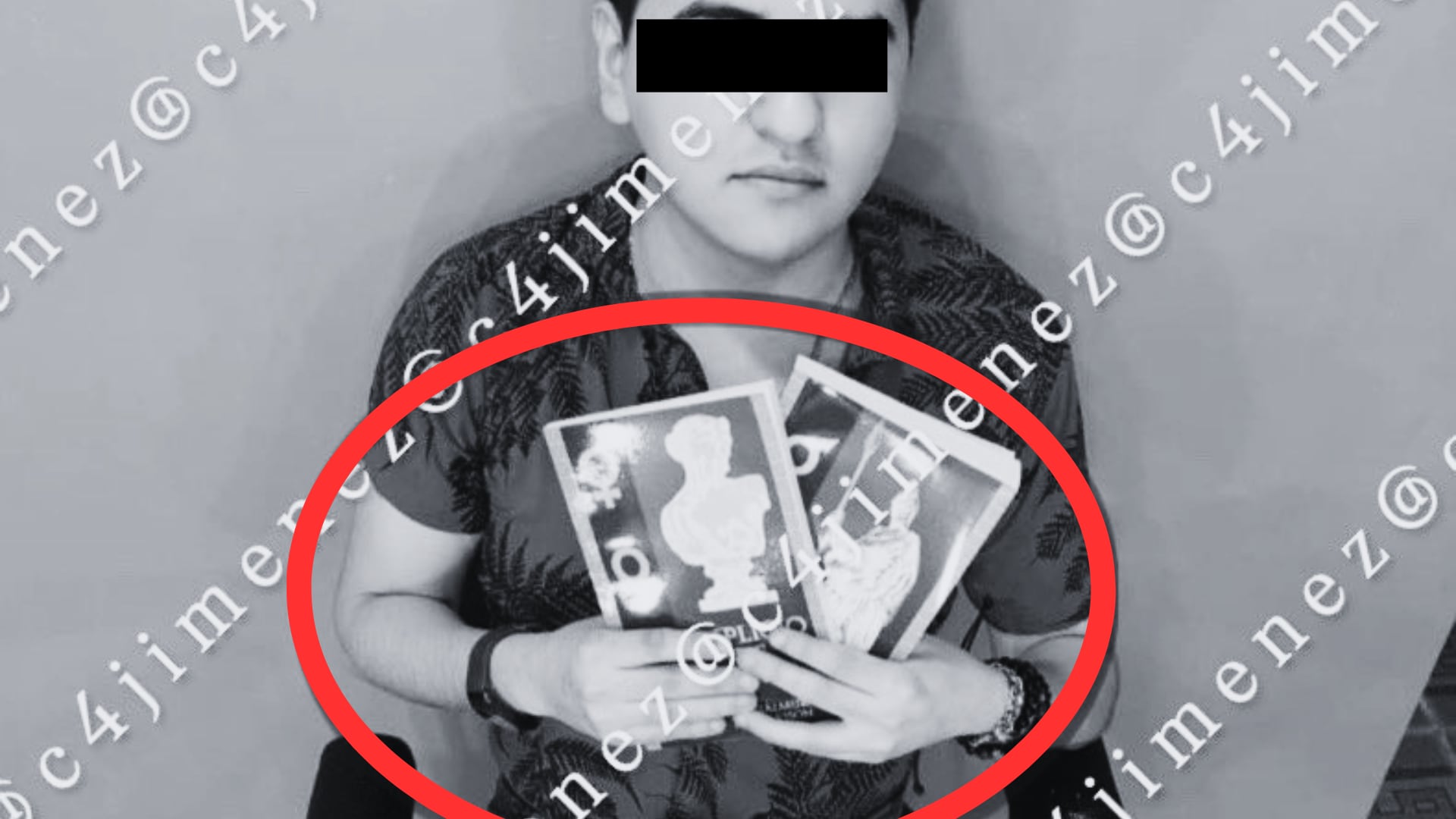 Imágenes difundidas por el periodista Carlos Jiménez muestran objetos hallados en la habitación del agresor, incluidos libros y cartuchos.