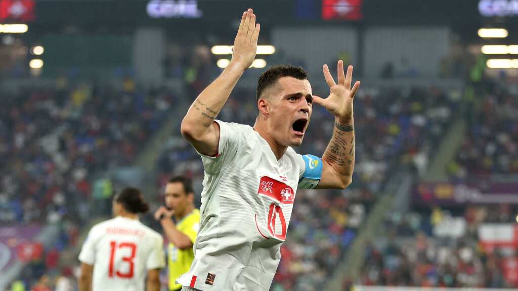 Granit Xhaka celebra la anotación de Suiza