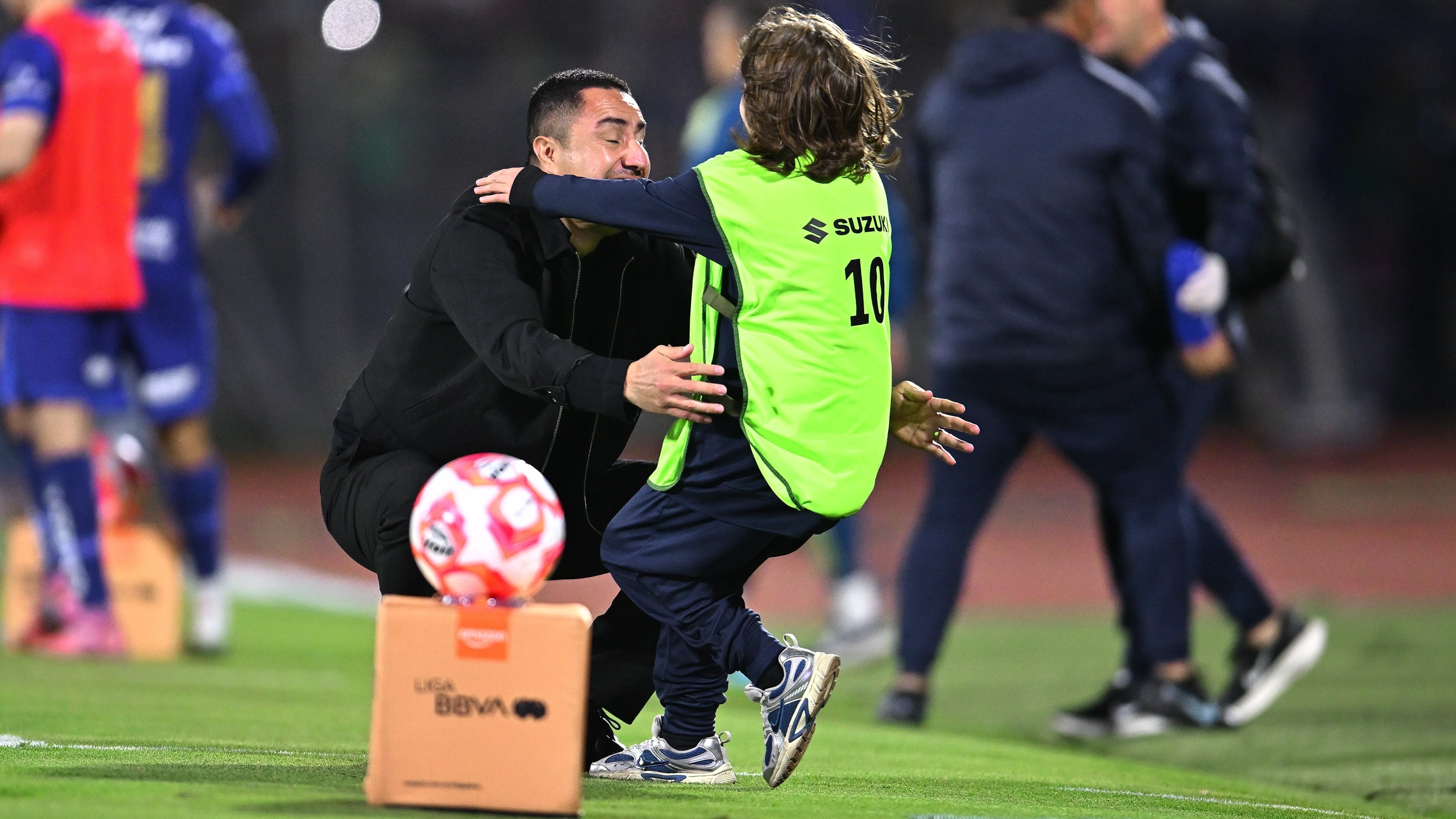 Efraín Juárez celebró con su hijo.