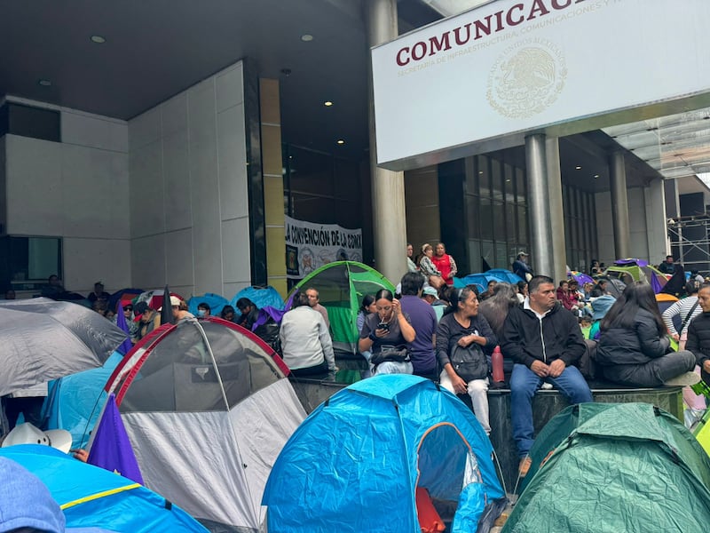 Insurgentes Sur: Manifestantes instalan casas de campaña frente a SICT; alternativas viales