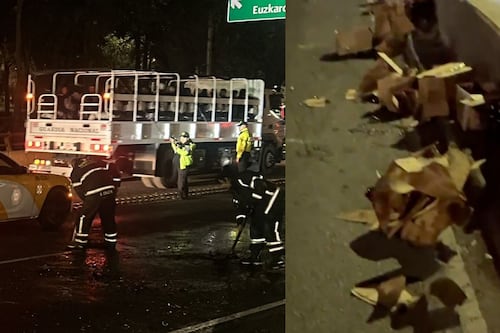 Accidente en Circuito Interior: Tráiler cargado de cerveza vuelca y provoca caos vial