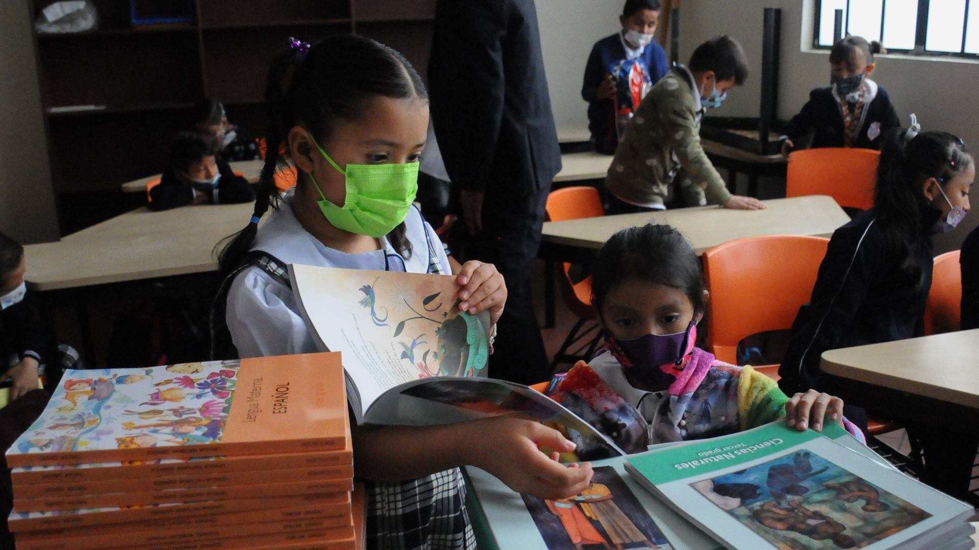 SEP revierte amparo que suspende impresión de libros de texto gratuito