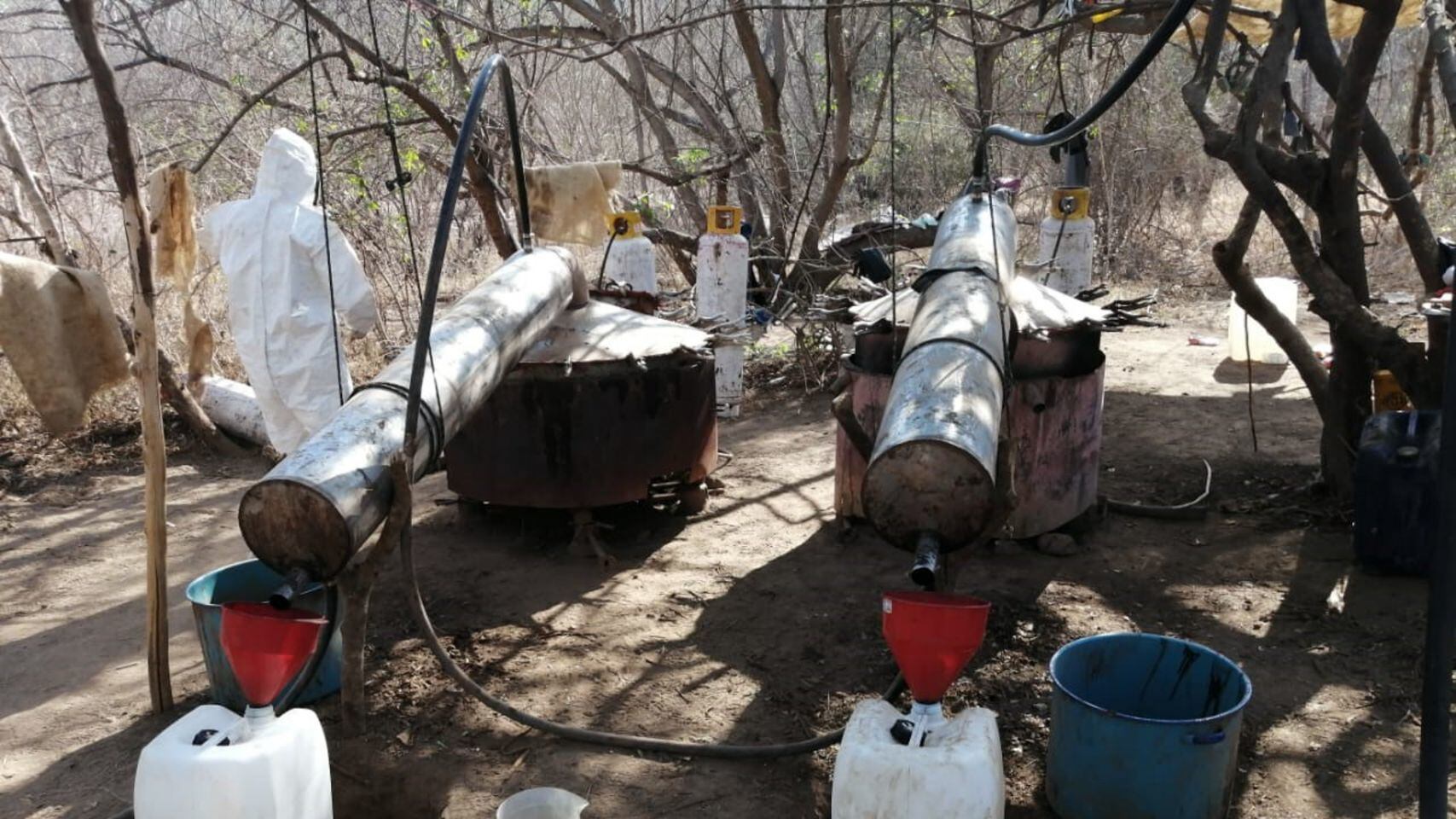 Ejército Mexicano asegura más de dos mil litros de posible metanfetamina en siete laboratorios clandestinos en el estado de Sinaloa.